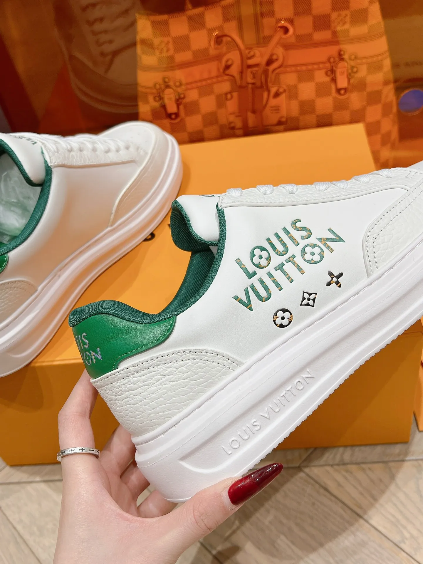 👟👟Ex-factory price 680👟👟 LV 2024 new height-increasing white shoes, color matching and leather craftsmanship, 3D logo embossing technology on the heel to increase the three-dimensional effect, pebbled cowhide, PU foam outsole! Super lightweight! Your feet won’t get tired from walking.  Code number: 37-45